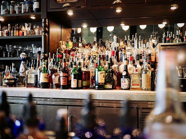 Lokale pozamykane, a właściciele i tak muszą zapłacić za koncesję na alkohol