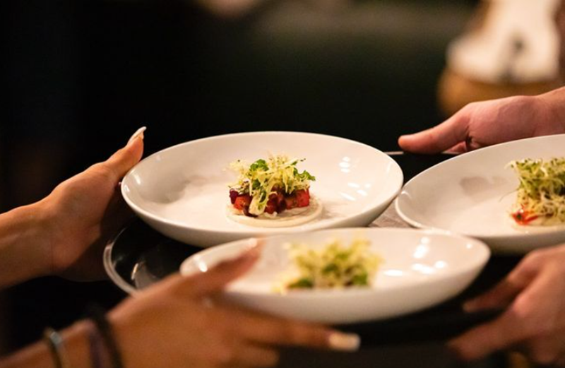 Bezdomni pracownikami restauracji znanego szefa kuchni